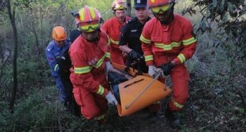 张家界景区一游客坠崖 消防官兵70小时救援