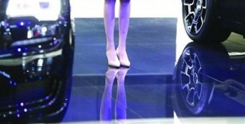 上海车展讲解员：台前亭亭玉立 台后不能站立