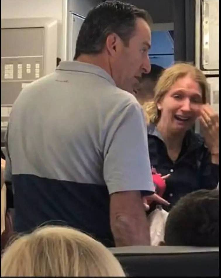 美联航CEO刚下台，美国航空又爆暴力对待乘客事件，已刷屏美国