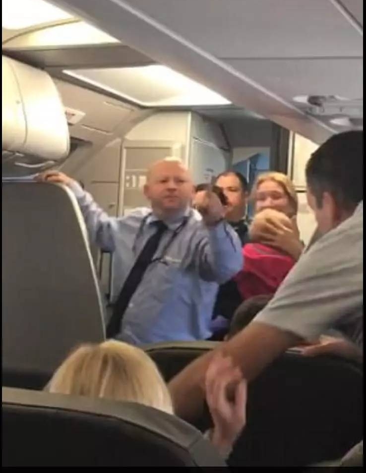 美联航CEO刚下台，美国航空又爆暴力对待乘客事件，已刷屏美国