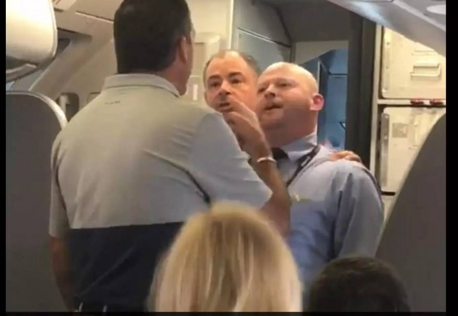 美联航CEO刚下台，美国航空又爆暴力对待乘客事件，已刷屏美国