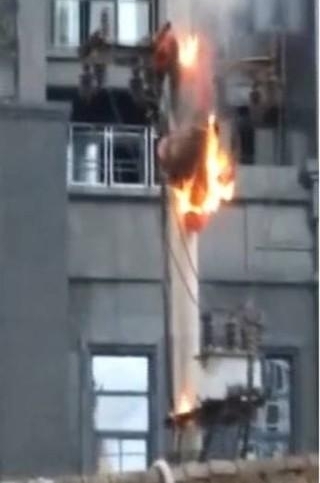 惨！工人修电缆遭电击 全身着火被烧焦