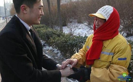 环卫阿姨刮伤百万豪车，车主不求赔偿，岂料一善举却挽救了他全家