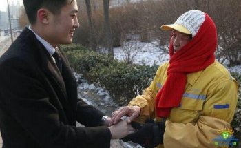 环卫阿姨刮伤百万豪车，车主不求赔偿，岂料一善举却挽救了他全家