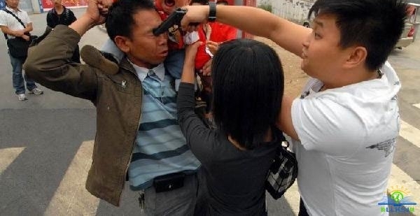 环卫阿姨刮伤百万豪车，车主不求赔偿，岂料一善举却挽救了他全家