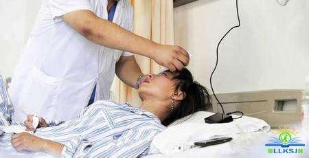 环卫阿姨刮伤百万豪车，车主不求赔偿，岂料一善举却挽救了他全家