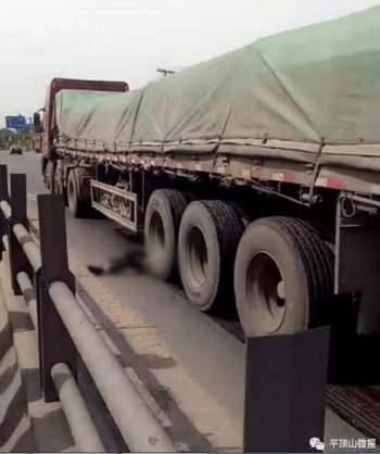 平顶山发生一起车祸女子当场身亡 现场惨不忍睹