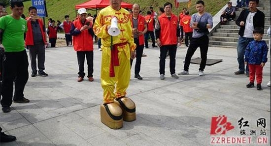 世界“铁鞋王”株洲风筝节上演重量级“走秀”