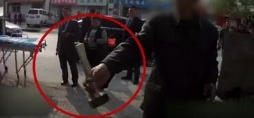 看棋老人锤击下棋男子 事后称控制不住自己