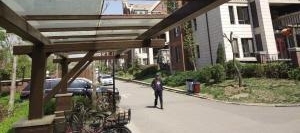 沈阳保利海上五月花一期地灯坏、车棚玻璃碎物业在干啥？