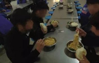 西安阎良区一中学学生食堂菜夹馍竟吃出这东西