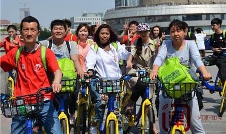爱护地球环境 要从点滴做起 志愿者骑行倡导文明绿色出行