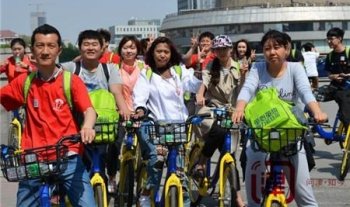 爱护地球环境 要从点滴做起 志愿者骑行倡导文明绿色出行