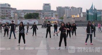 淮安多名大学生街头上演快闪 呼吁民众告别低头族