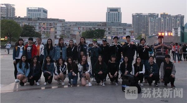 淮安多名大学生街头上演快闪 呼吁民众告别低头族