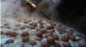 这个地方尿煮鸡蛋成街头名小吃，你要遇到敢尝一口吗？