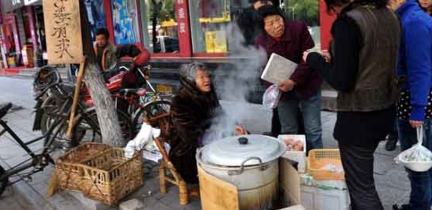 这个地方尿煮鸡蛋成街头名小吃，你要遇到敢尝一口吗？