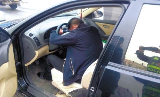 唐山一醉驾司机车行半路趴在方向盘上睡着