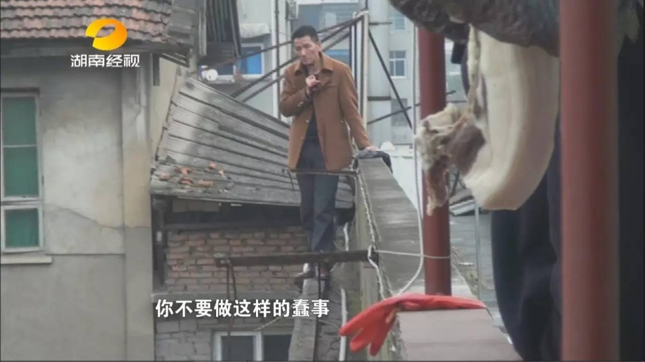 男子刀刺前妻二十余刀 爬上天台持刀跳楼威胁警察