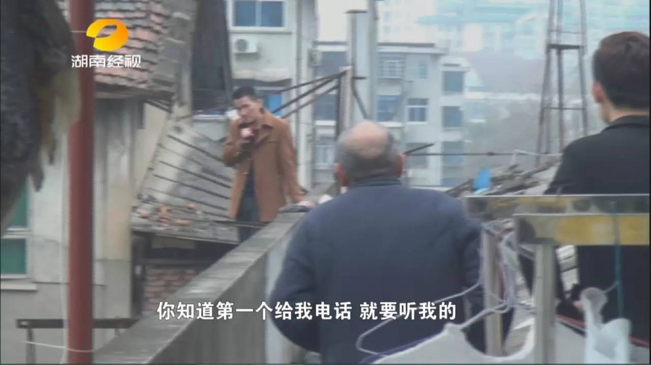 男子刀刺前妻二十余刀 爬上天台持刀跳楼威胁警察