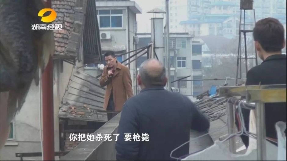 男子刀刺前妻二十余刀 爬上天台持刀跳楼威胁警察