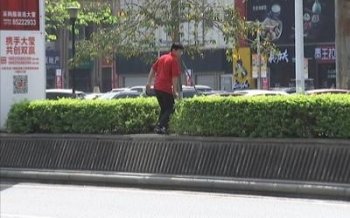 行人横穿马路 安全隐患大