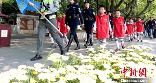 世界地球日“网红”巡逻队再亮相 拉小手护西湖世遗