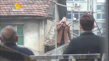 男子刀刺前妻二十余刀 爬上天台持刀跳楼威胁警察