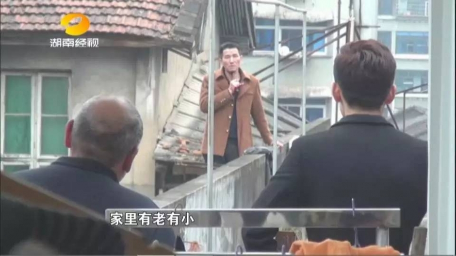 男子刀刺前妻二十余刀 爬上天台持刀跳楼威胁警察