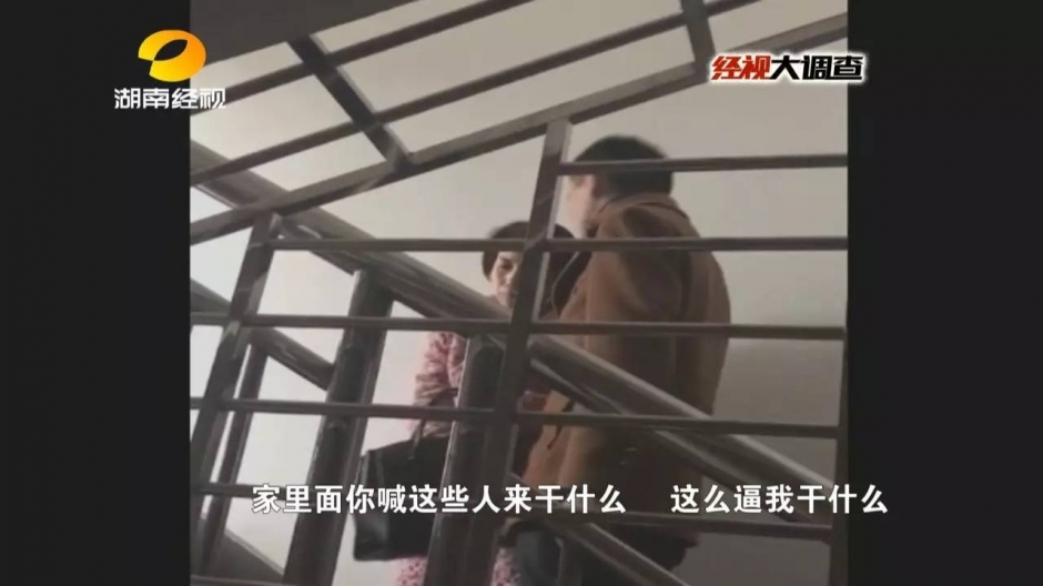 男子刀刺前妻二十余刀 爬上天台持刀跳楼威胁警察