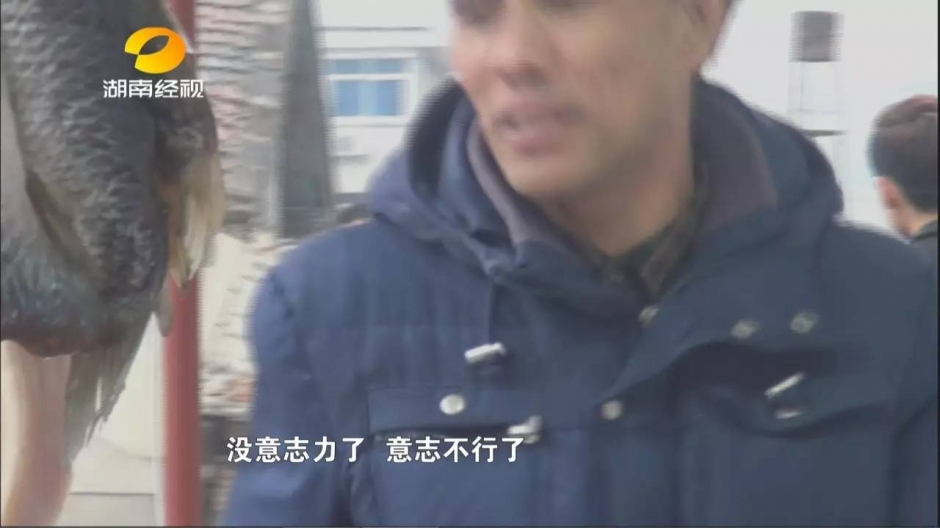 男子刀刺前妻二十余刀 爬上天台持刀跳楼威胁警察