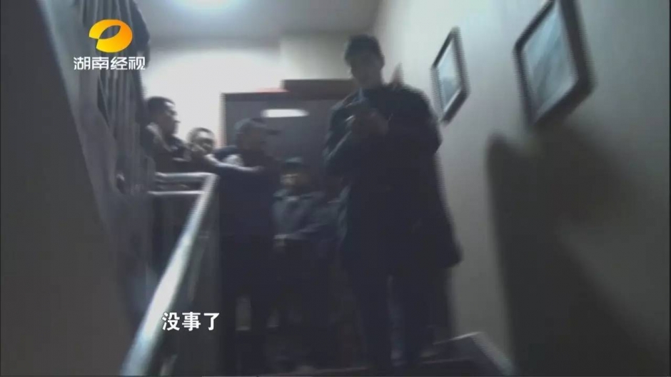 男子刀刺前妻二十余刀 爬上天台持刀跳楼威胁警察