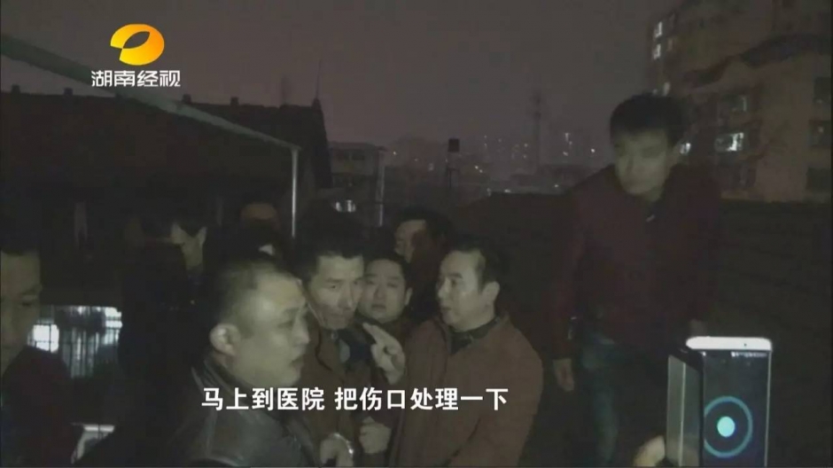男子刀刺前妻二十余刀 爬上天台持刀跳楼威胁警察