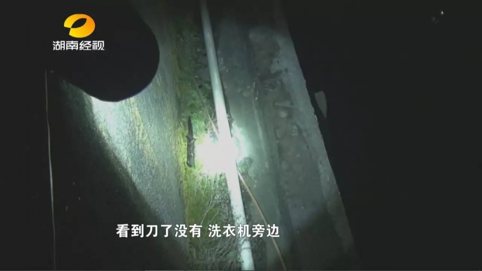 男子刀刺前妻二十余刀 爬上天台持刀跳楼威胁警察