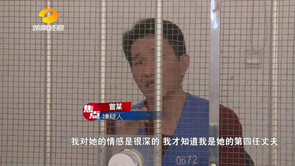 男子刀刺前妻二十余刀 爬上天台持刀跳楼威胁警察