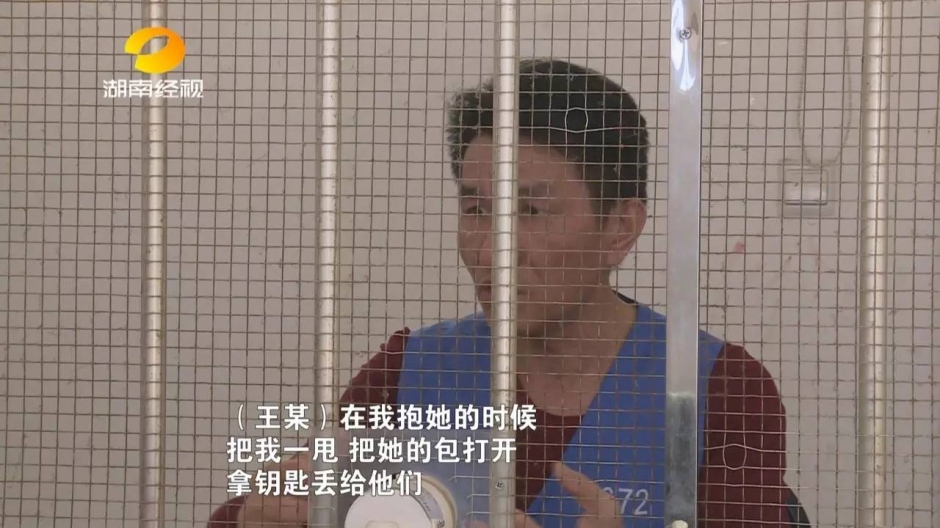 男子刀刺前妻二十余刀 爬上天台持刀跳楼威胁警察