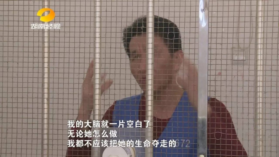 男子刀刺前妻二十余刀 爬上天台持刀跳楼威胁警察