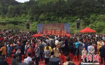 湖南邵东贫困乡村举办芍药花节 日吸引游客上万