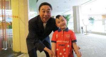 天妒英才6岁登春晚走红，8岁得病去世，全村为他送行