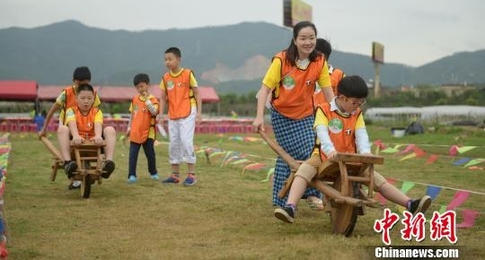 福建惠安千人亲子齐插秧 倡绿色简约生活