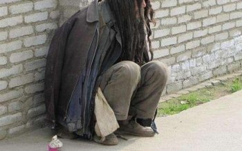 儿子因救人去世，流浪汉收留小女孩，十年后因此巨富