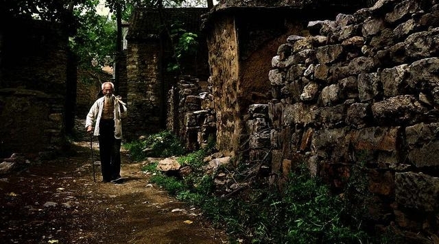 儿子因救人去世，流浪汉收留小女孩，十年后因此巨富