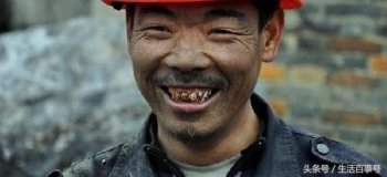 父亲外出务工，给了儿子带回了一副棺材和一部学习机