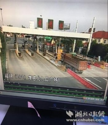 货车欲强闯ETC车道逃费 被发现后尴尬补缴通行费