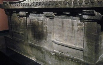 建筑工地发现一个古墓，打开后惊出一身冷汗，上面写着四个大字