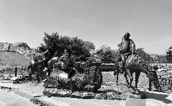 卢沟桥景区游客不顾提示攀爬雕塑 铜骆驼被磨亮