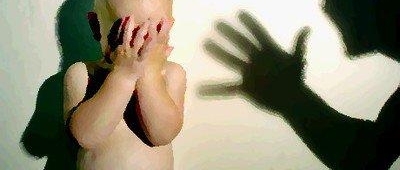 听说孩子受继母虐待，他忿忿赶回家，见门口围满人，屋里满地血