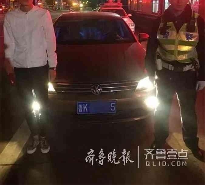 网红遮号牌上高速被交警抓现行 网友：他想直播什么怕被认出？