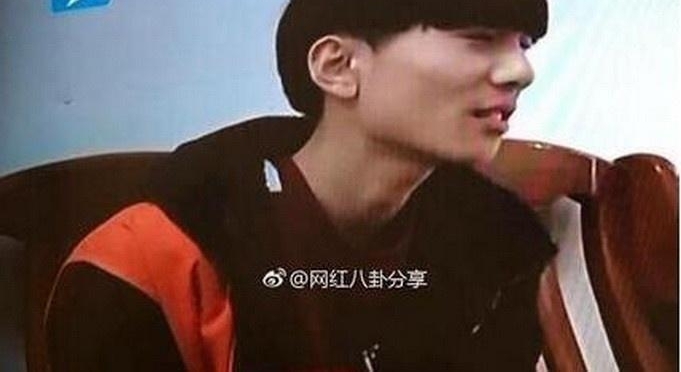 网红遮号牌上高速被交警抓现行 网友：他想直播什么怕被认出？