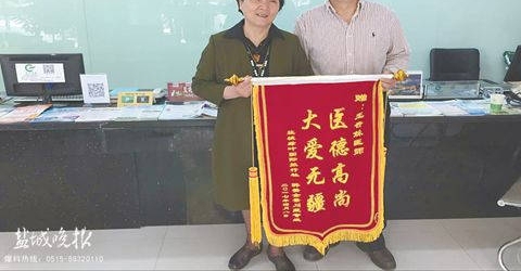 强忍着高原反应 退休医生王杏妹列车上救3人